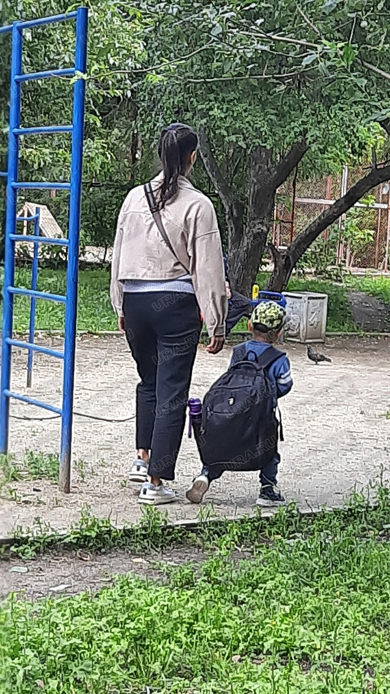Судя по фото, вес рюкзака был немалый, но ребенка это не смущало