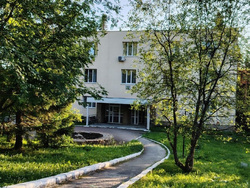 Корпуса в санатории утопают в зелени