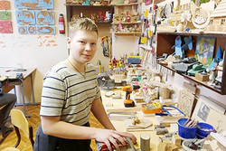 Родители прилагают усилия, чтобы их сын умел самостоятельно заботиться о себе