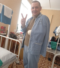 Максим осваивает навыки ведения домашнего хозяйства, несмотря на имеющиеся у него ограничения по здоровью