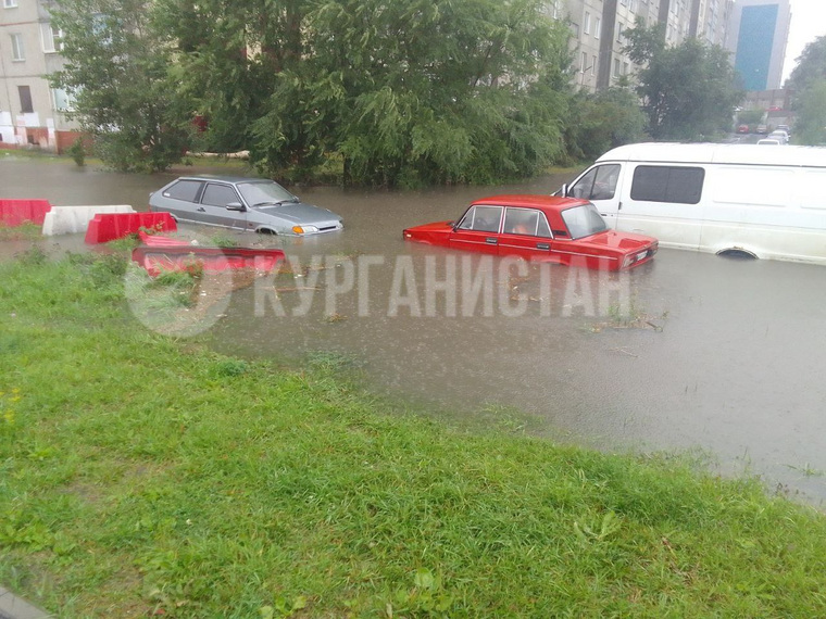 В Заозерном машины уходят под воду