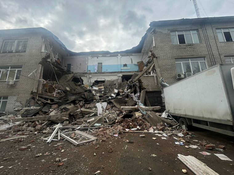 В пабликах уже появились первые фото с места ЧП