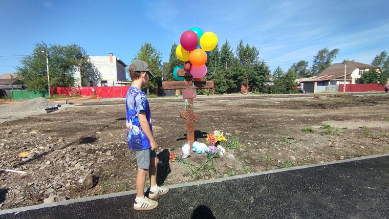Дети приходят к месту трагедии