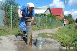 Вода. Колонка. Бабушка с ведром. Челябинск