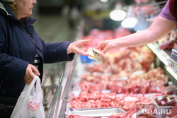 Продуктовые ряды в торговом центре «Омега». Екатеринбург , свинина, говядина, мясная продукция, мясо, деньги, покупка мяса, продажа мяса, мясные ряды
