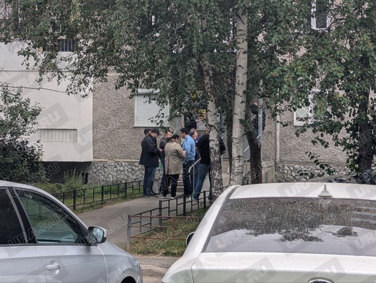 На месте работают силовики