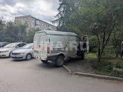 В Екатеринбурге вынесли из квартиры тела матери и детей, которых нашли мертвыми. Фото, видео