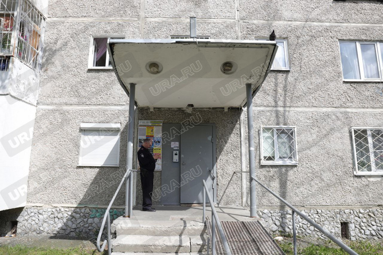 У подъезда дежурит полиция
