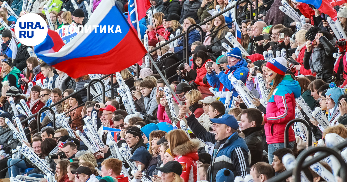 Ограничения на олимпиаде. Зрители на биатлоне. Ура Россия. Зрители на трибунах биатлон. Полный стадион болельщиков биатлон.