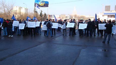 Сегодня, 30 марта, в Москве на Ленинградском проспекте у входа в здание Росавиации прошел пикет российских авиадиспетчеров, прибывших в столицу из Ростова-на-Дону, Оренбурга, Краснодара, Саратова, Тюмени, Ханты-Мансийска, Нижневартовска, Кемерова и других городов. В пикете приняли участие 150 человек, сообщили «URA.Ru» в пресс-центре объединения профсоюзов «Соцпроф». 