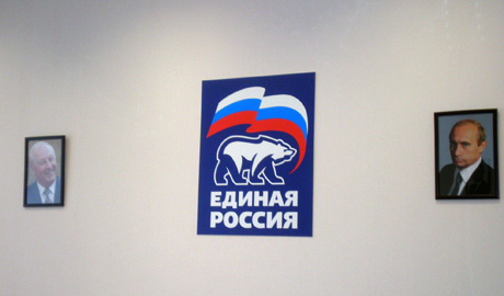В кабинетах снимают со стен портреты Росселя. В приемной Путина от губернатора избавились на неделю раньше срока
