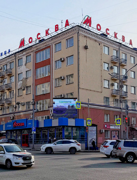 В Кургане у гостиницы «Москва» строительные леса рухнули на голову прохожему