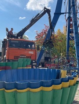 В Кургане сносят старое колесо обозрения