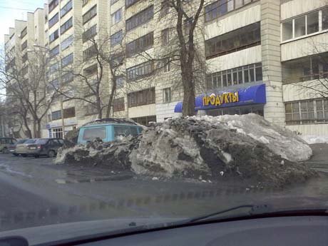 В Екатеринбурге на обочине дороги в двухметровом сугробе нашелся забытый микроавтобус. Администрация города выступила со спецобращением