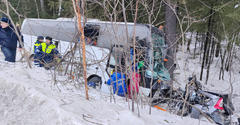В Свердловской области автобус с юными хоккеистами слетел с трассы, погибли четверо