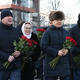 Десятки екатеринбуржцев принесли цветы к памятнику Ельцину. Фото, видео