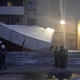 Экстренные службы стянули к дому в Челябинске, где рухнул козырек входной группы. Фото, видео